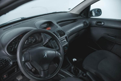 Peugeot 206 1.4 MT (75 л. с.)
