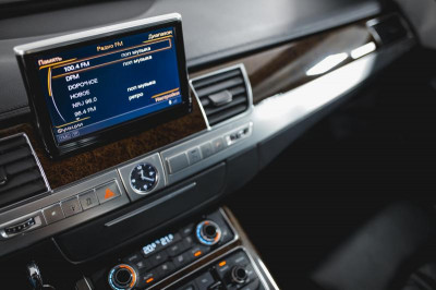 Audi A8 4.2 FSI L quattro tiptronic (372 л. с.)
