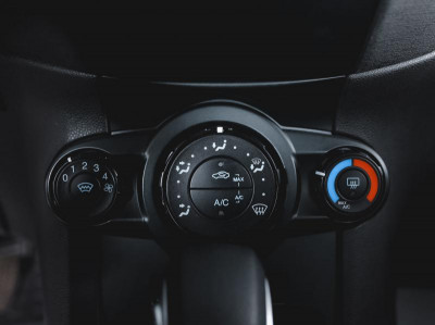 Ford Fiesta Седан 1.6 AT (105 л. с.)