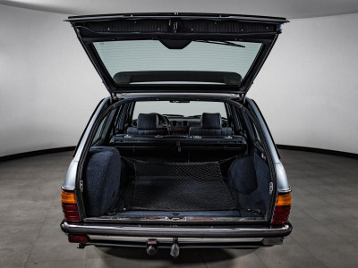 Mercedes-Benz W123 230 2.0 MT (136 л.с.)