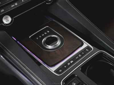 Jaguar F-Pace 3.0 D AT AWD (300 л.с.)