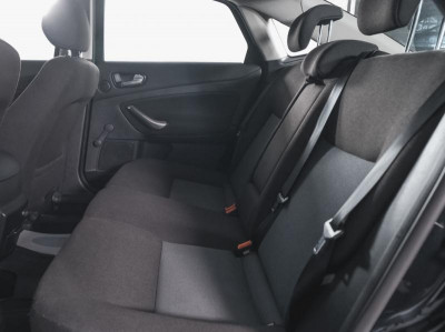Ford Mondeo 1.6 MT (125 л. с.)