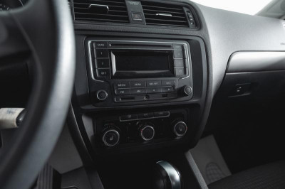 Volkswagen Jetta 1.6 MPI AT (105 л. с.)