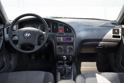 Hyundai Elantra 1.6 MT (107 л.с.)