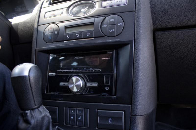 Ford Mondeo 1.8 MT (125 л. с.)